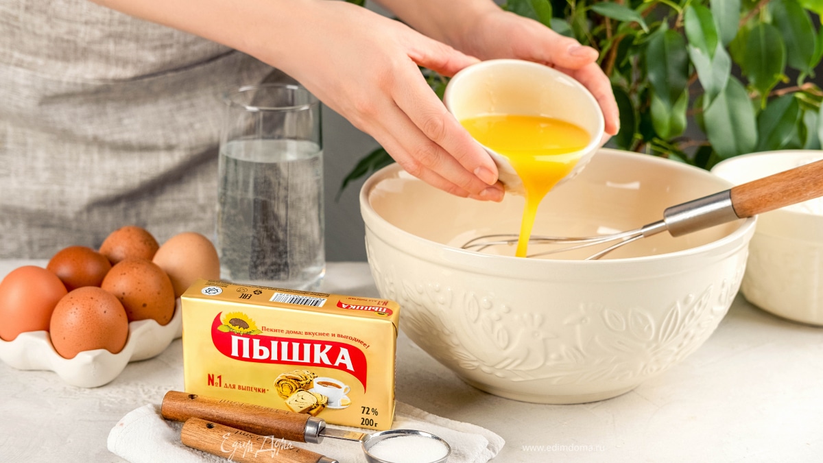 Смешайте яйца, соль, воду и маргарин «Пышка».
