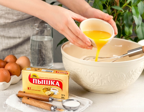 Смешайте яйца, соль, воду и маргарин «Пышка».