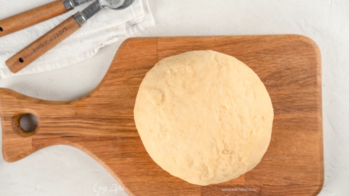 Сформируйте шар из теста, оберните его пищевой пленкой. Положите в холодильник на 30 минут.