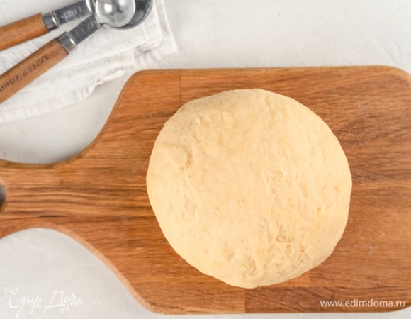 Сформируйте шар из теста, оберните его пищевой пленкой. Положите в холодильник на 30 минут.