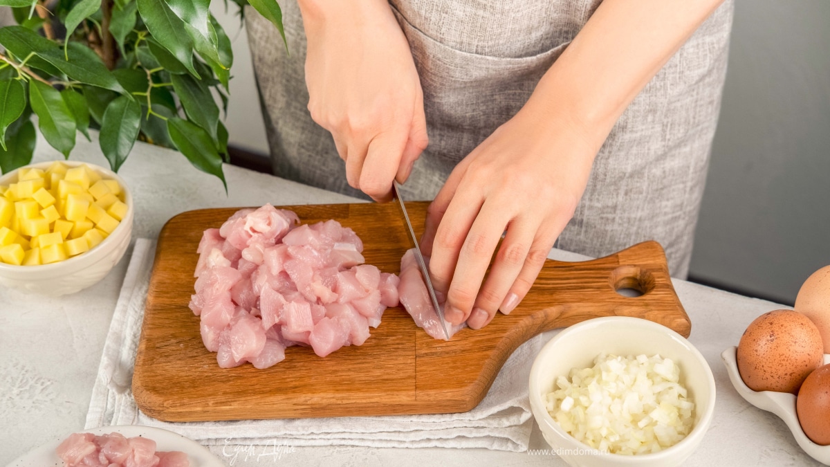 Нарежьте куриное филе и картофель. Мелко нарежьте лук.