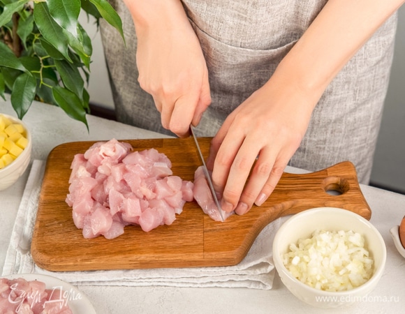 Нарежьте куриное филе и картофель. Мелко нарежьте лук.