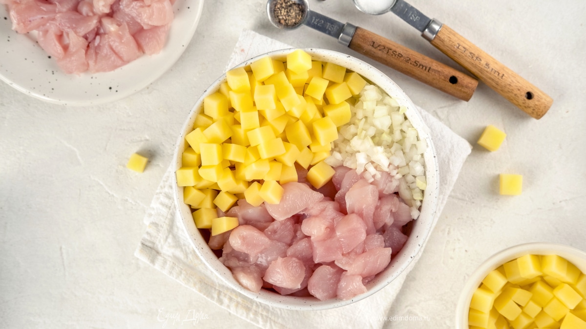 Смешайте филе с картофелем и луком. Посолите и поперчите по вкусу.