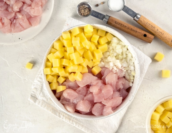 Смешайте филе с картофелем и луком. Посолите и поперчите по вкусу.