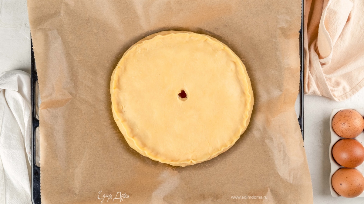 Раскатайте вторую часть теста и накройте им начинку. Защипните края теста или переплетите их в косичку.