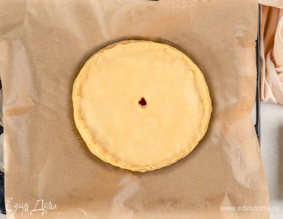 Раскатайте вторую часть теста и накройте им начинку. Защипните края теста или переплетите их в косичку.