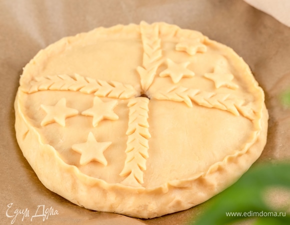 Сформируйте фигурки из остатков теста: сделайте на полосках теста боковые надрезы и положите их сверху. Вырежьте снежинки с помощью формы и также добавьте сверху.