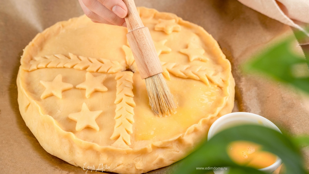 Смажьте пирог яйцом. 
