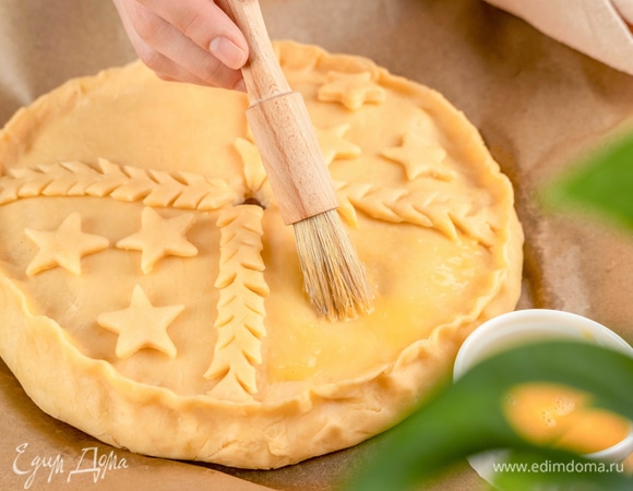 Смажьте пирог яйцом. 