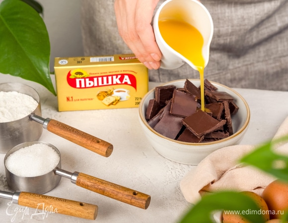 Растопите маргарин «Пышка». Добавьте дольки шоколада — он растопится.