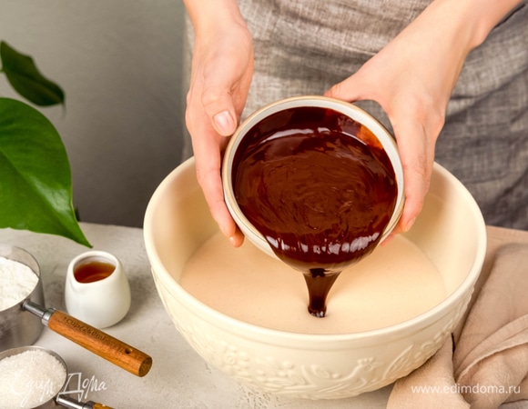 Взбейте яйца с сахаром. Добавьте к ним в шоколадную массу. Влейте ром, какао и всыпьте муку. Перемешайте до однородности.