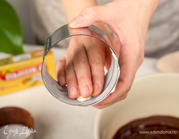 Смажьте формы маргарином «Пышка», присыпьте тонким слоем какао, чтобы фондан легко вышел из формы.