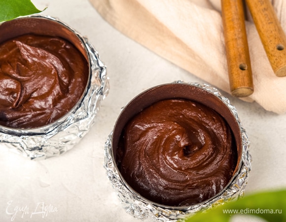 Разложите тесто по формочкам.