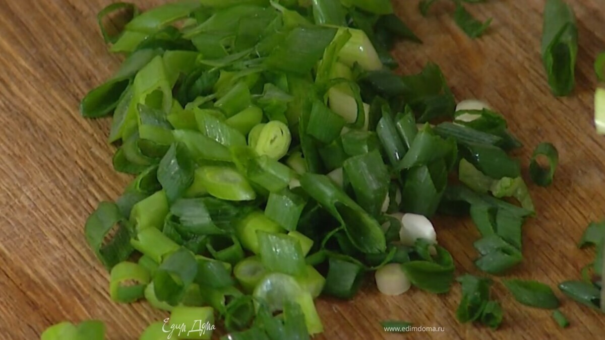 Зеленый лук тонко нарезать наискосок.