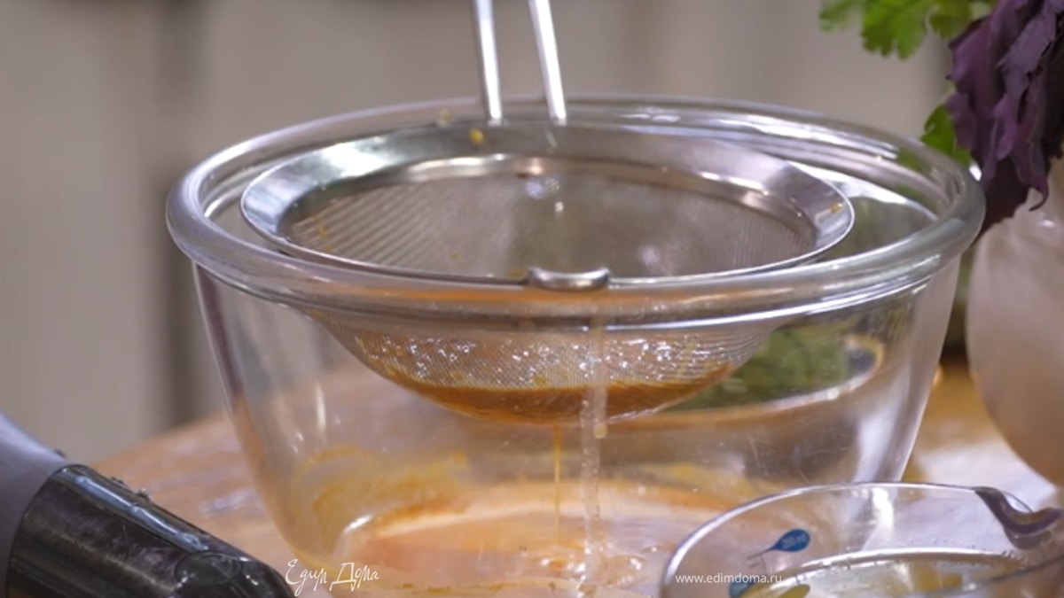 Облепиху предварительно разморозить, затем измельчить в блендере и протереть через сито, чтобы получилось 250 мл сока.