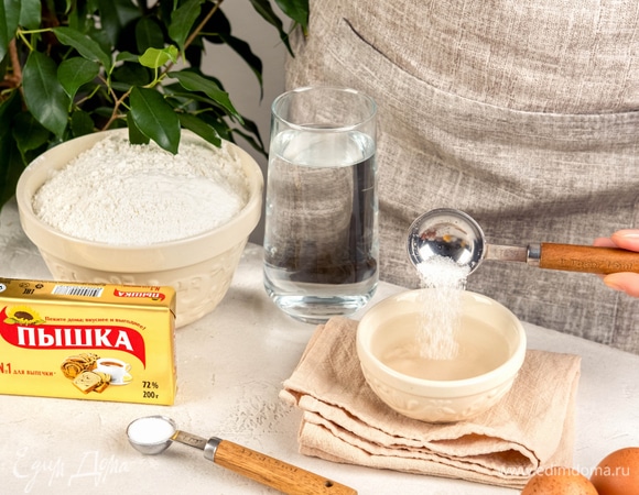 Растворите дрожжи в теплой воде. добавьте сахар, соль и перемешайте.