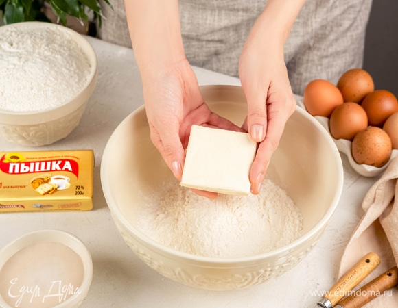 В просеянную муку записаны маргарин «Пышка». Разбейте яйца и главы дрожжи. Тщательно перевожу.