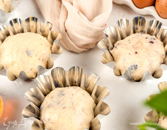 Разложите тесто по формам, накройте полотенцем и оставьте на 20 минут.