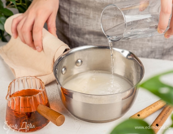 Сделайте пропитку: соедините воду с сахаром. Проварите до растворения сахара. Добавьте ром и окуните булочки в пропитку на 10 секунд.