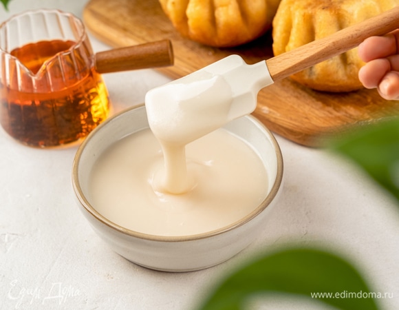 Для сахарной помадки добавьте сахар с водой. Проварите до загустения. Остудите до 60°C и взбейте до побеления.