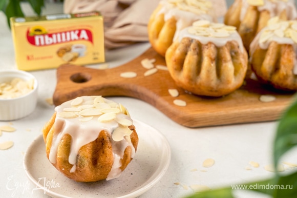 Украсьте ромовые бабы помадкой. Сверху положите дробленые лепестки миндаля.