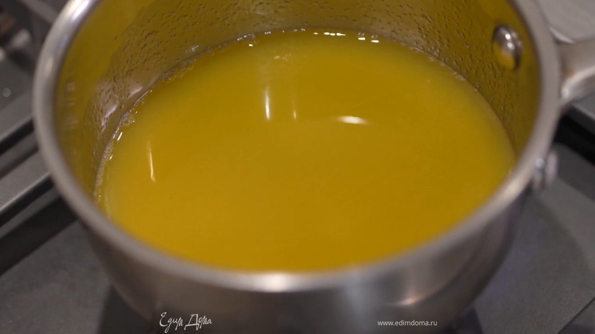 Апельсиновый сок влить в небольшой сотейник, всыпать желатин, перемешать и прогревать на небольшом огне до полного растворения желатина.