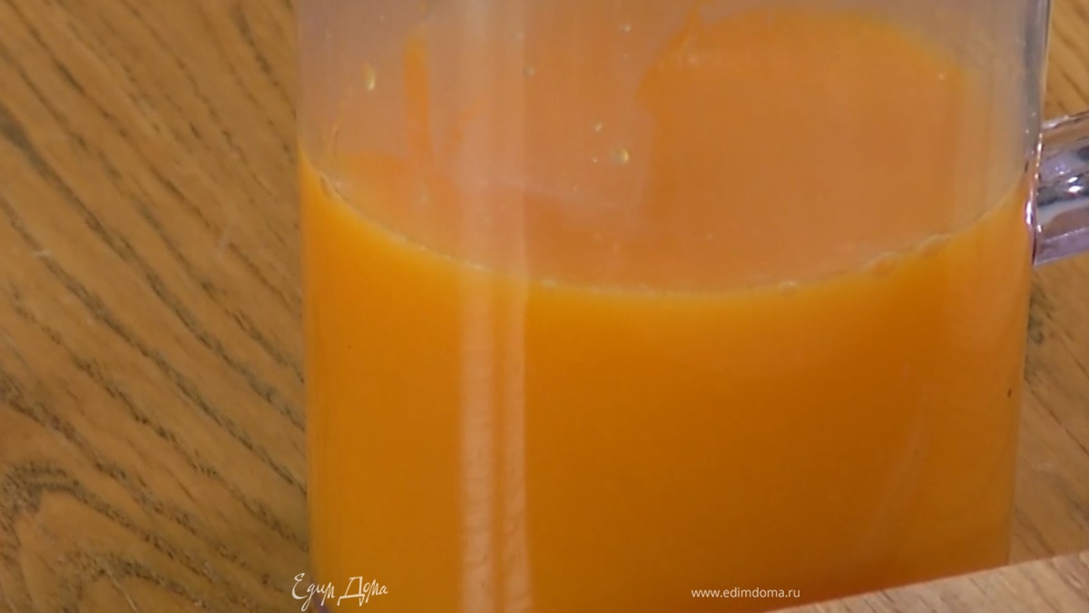 Из половинки лимона выжать сок и соединить с облепиховым, добавить сахар, апельсиновый сок с желатином и все перемешать.