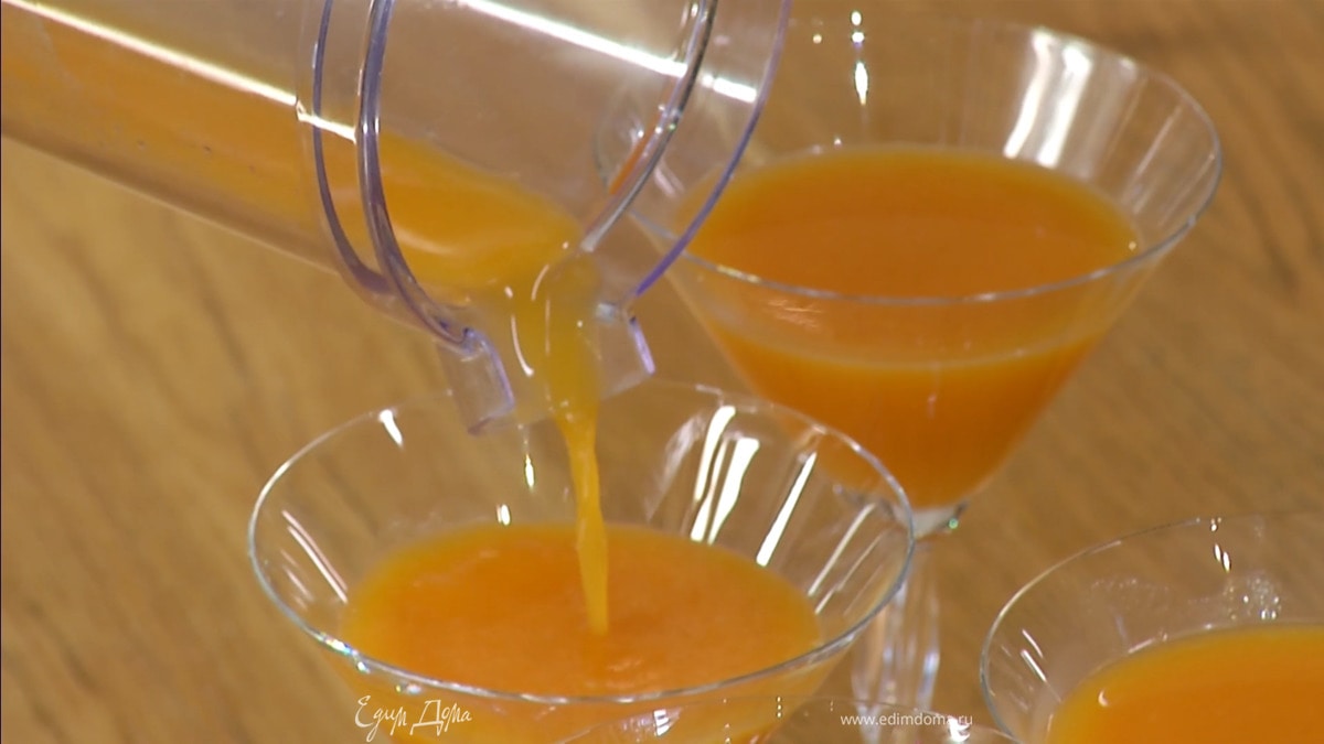 Разлить в прозрачные бокалы и отправить застывать в холодильник.