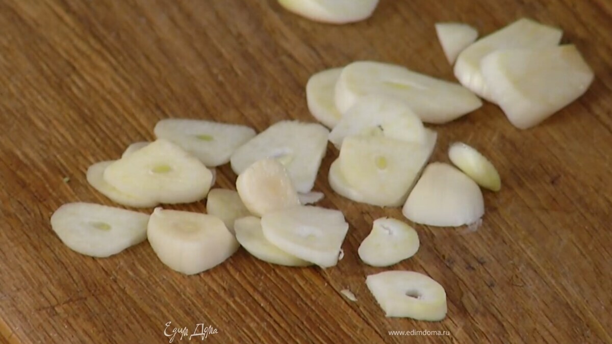 Чеснок почистить и нарезать тонкими пластинками.