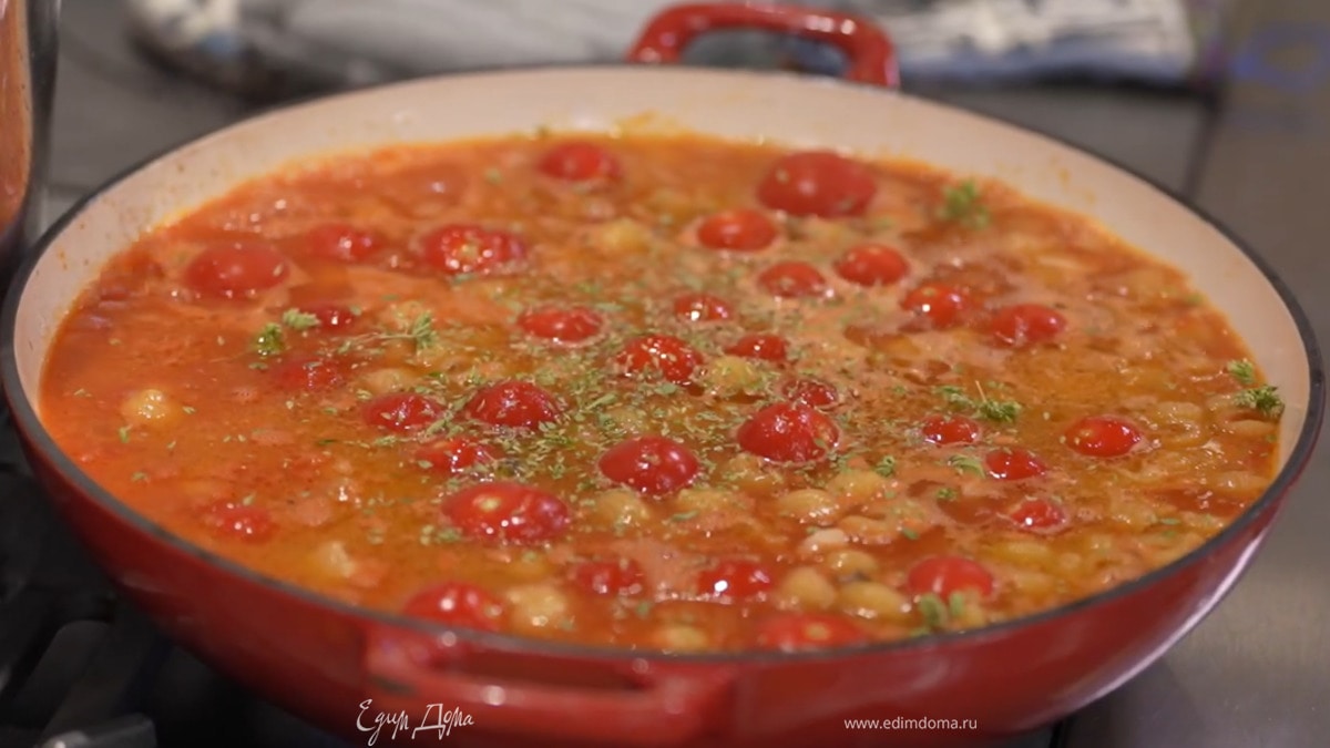 Всыпать в сотейник с соусом макароны, перемешать и влить кипяток, так чтобы они были покрыты жидкостью, добавить помидоры черри, посолить, поперчить, всыпать орегано и довести все до кипения, а затем отправить в разогретую духовку на 30 минут минимум.