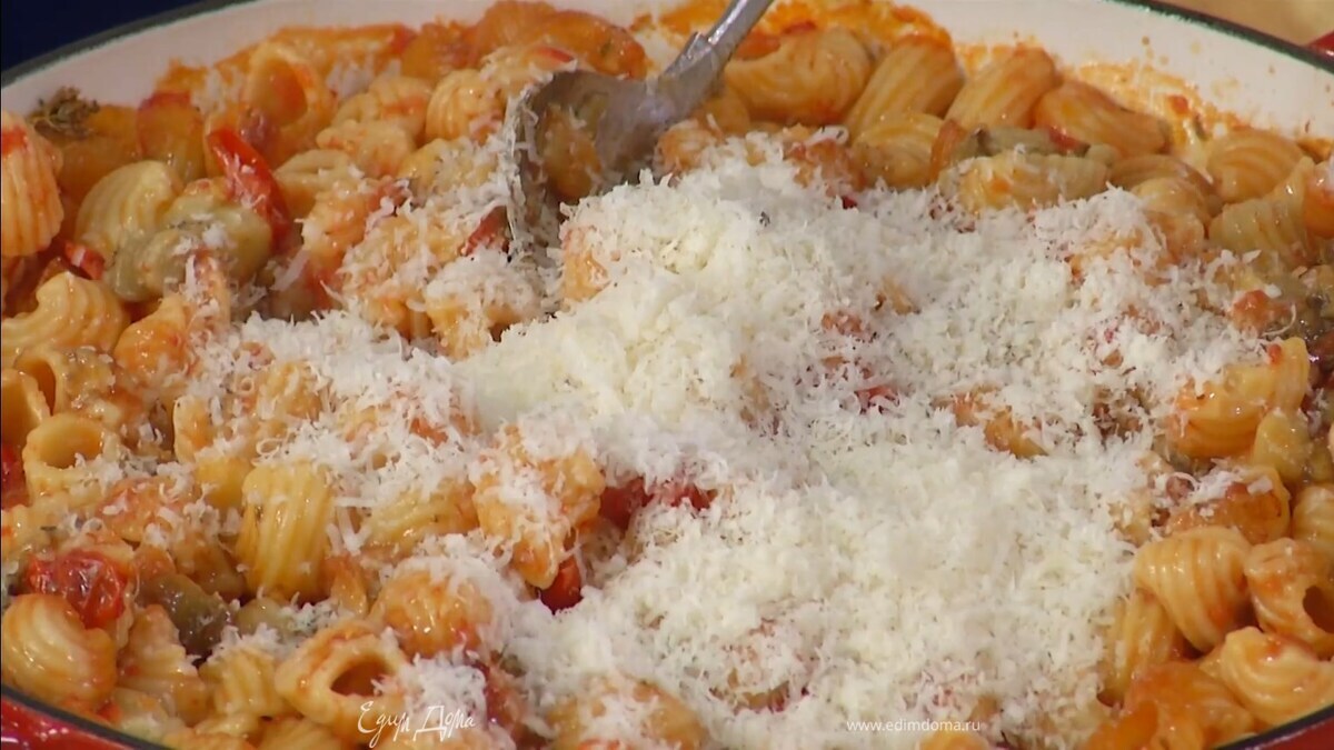Сыр натереть на мелкой терке, всыпать к макаронам и перемешать.
