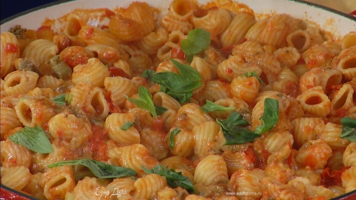 Листья базилика порвать руками и посыпать макароны, сверху сбрызнуть все оливковым маслом Extra Virgin.