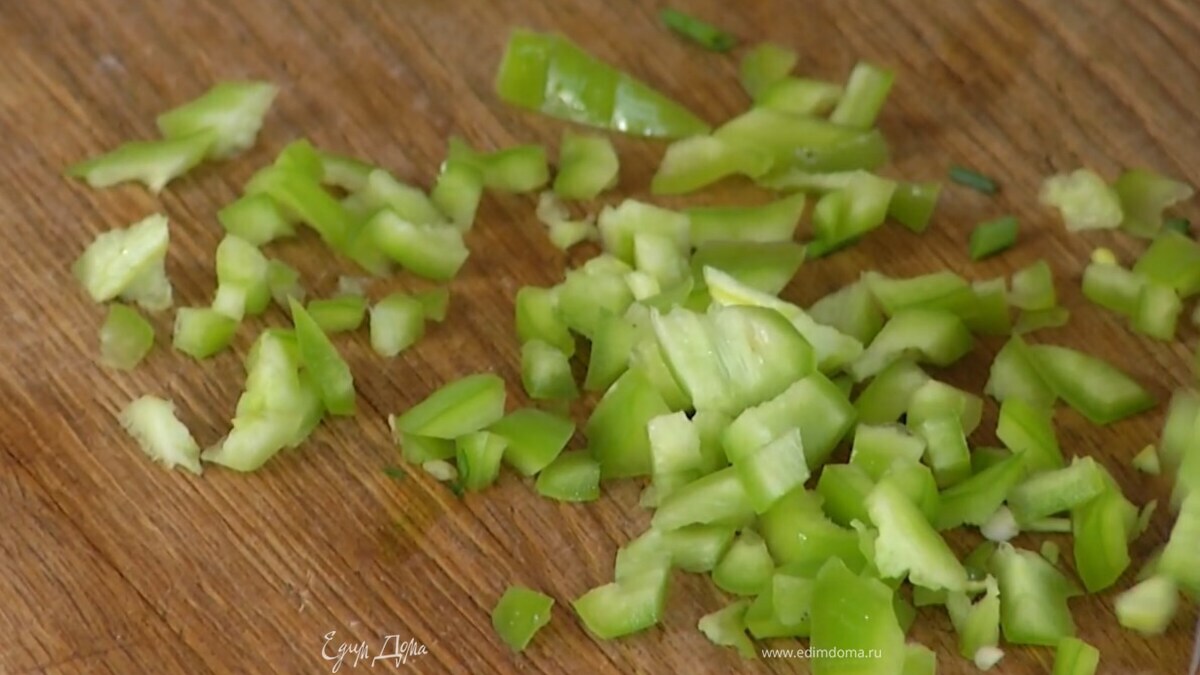 Перец чили мелко порубить.
