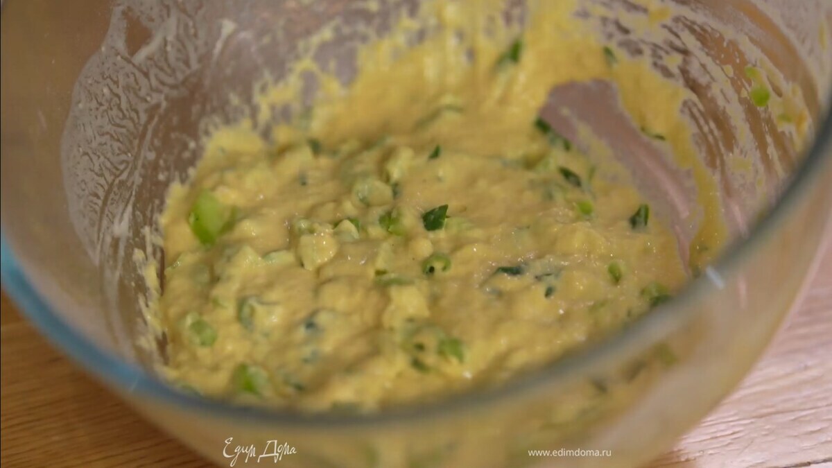 Муку, разрыхлитель, дрожжи и куркуму поместить в глубокую миску, добавить сахар, соль и белый перец, влить 150–170 мл теплой воды и все вымешать, затем всыпать лук, зеленый перец и перемешать.