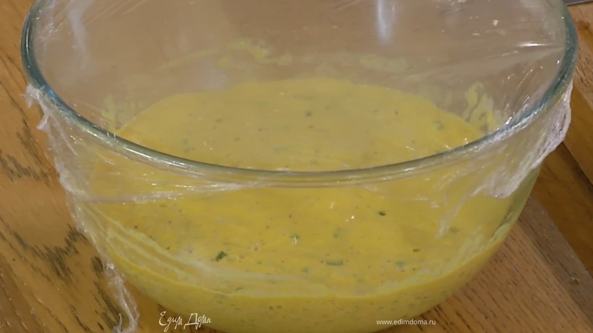 Затянуть миску с тестом пищевой пленкой и убрать в теплое место без сквозняков примерно на час.