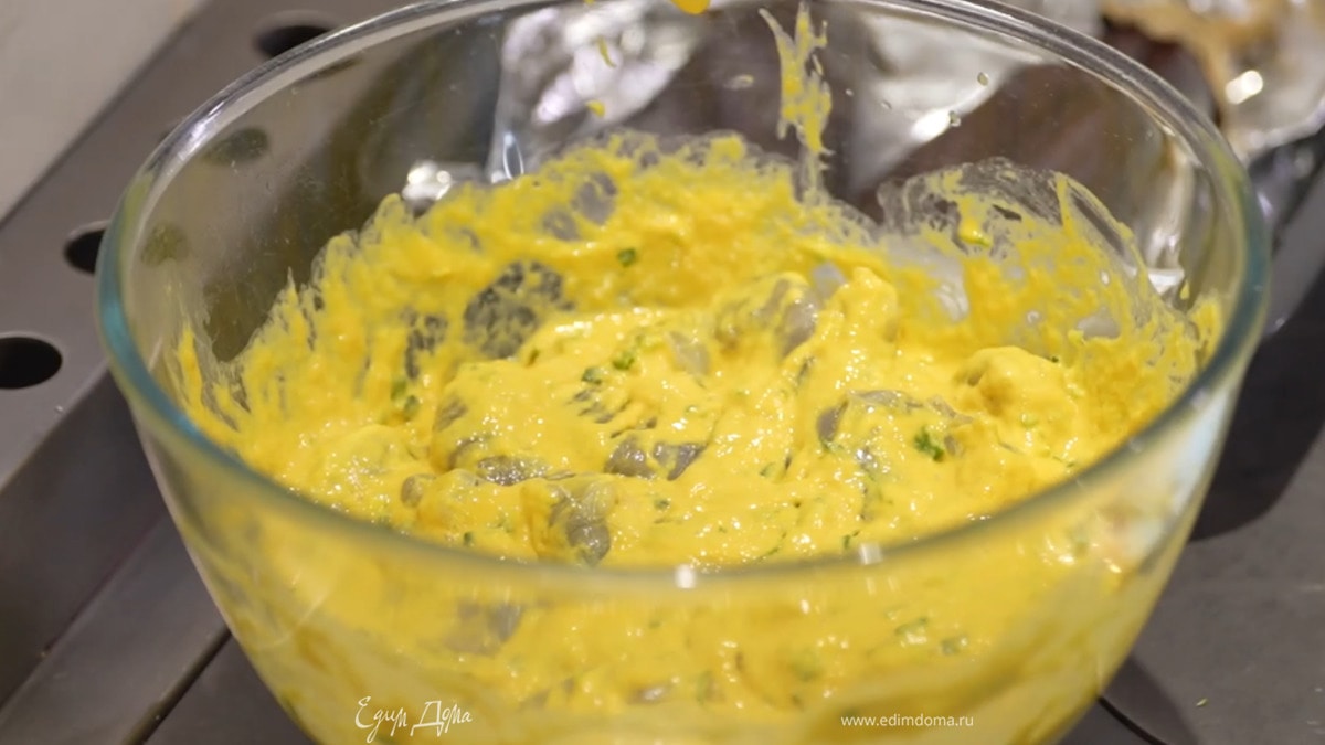 Креветки разморозить, затем отправить в подошедшее тесто и все перемешать.