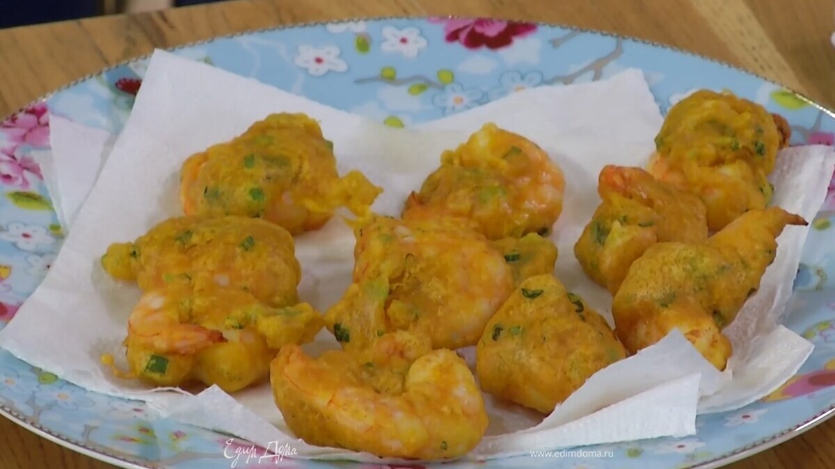 В глубокой тяжелой сковороде разогреть масло для фритюра и обжарить креветки до готовности, затем выложить на бумажное полотенце, чтобы удалить излишки жира.