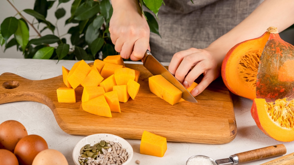 Нарежьте тыкву кубиками. Поместите в кастрюлю и залейте водой. Варите 5–10 минут до готовности.