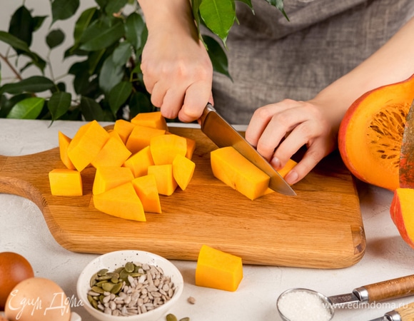 Нарежьте тыкву кубиками. Поместите в кастрюлю и залейте водой. Варите 5–10 минут до готовности.