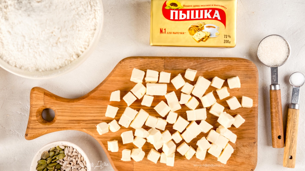 Нарежьте маргарин «Пышка» кубиками. Смешайте его с сахаром, мукой и солью. Замешайте тесто.