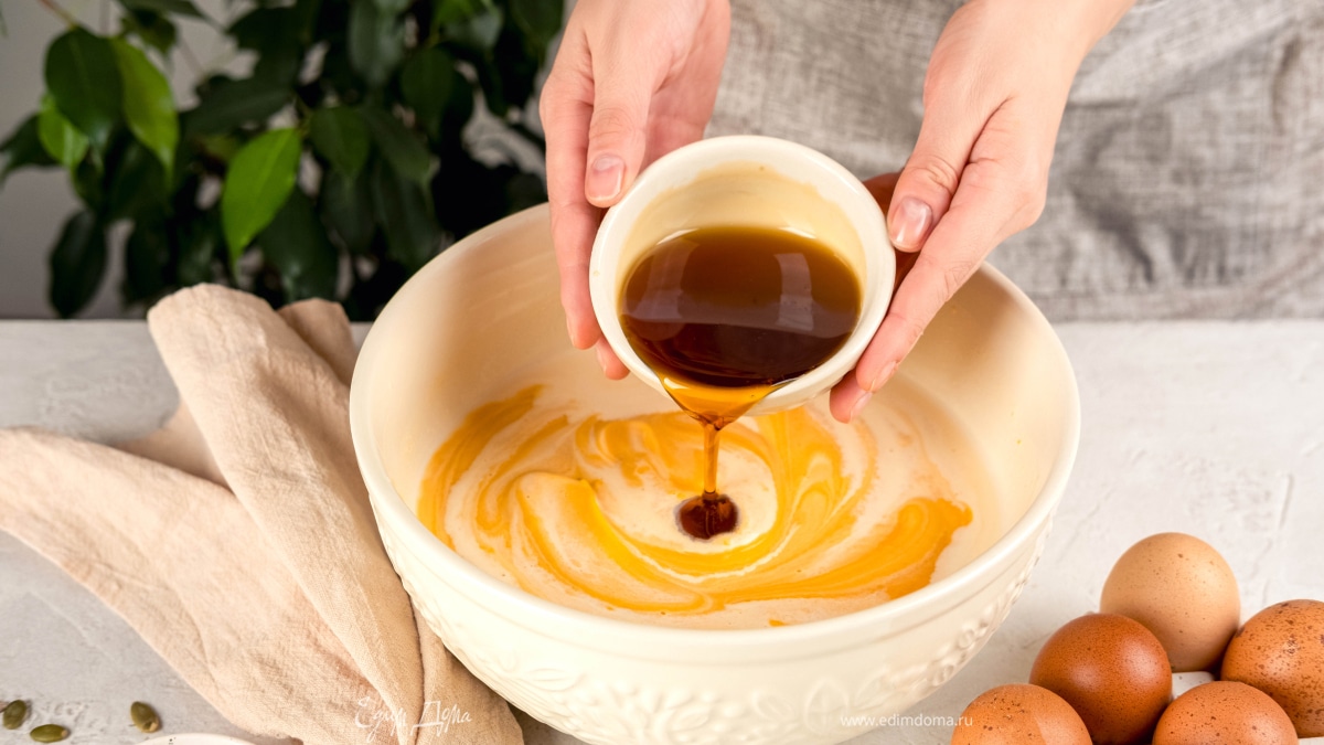 Взбейте тыкву блендером. Влейте сливки, добавьте кленовой сироп и взбейте все до гладкости. Взбейте яйца, добавьте их к тыкве и перемешайте.