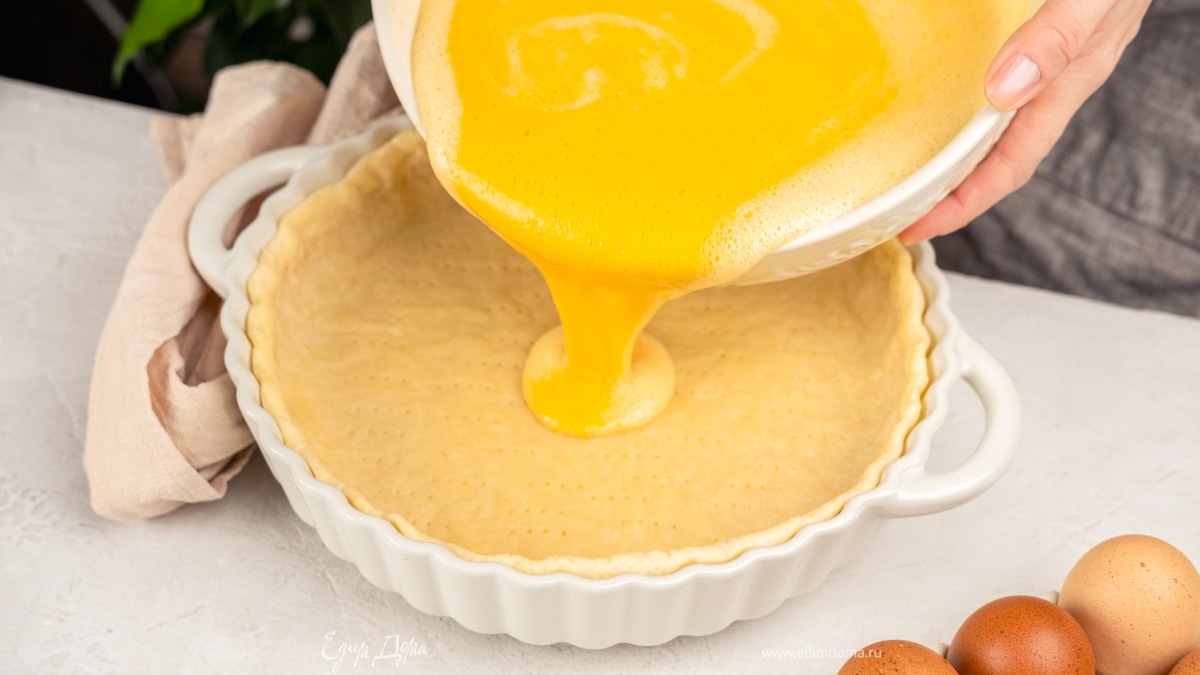 Уберите груз. Влейте в пирог тыквенный крем и выпекайте еще 40–45 минут.