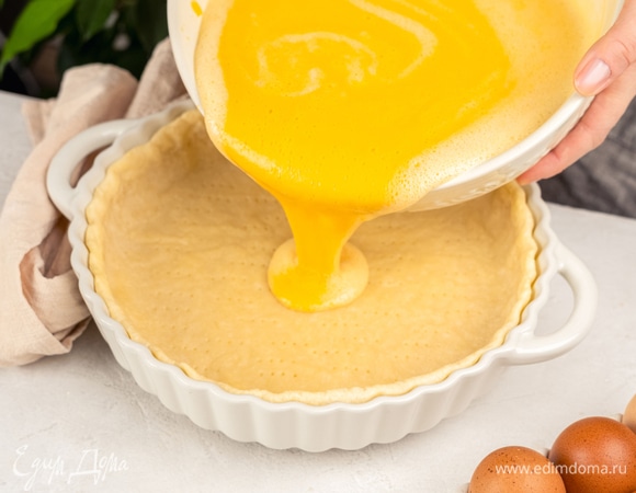 Уберите груз. Влейте в пирог тыквенный крем и выпекайте еще 40–45 минут.