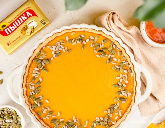 Украсьте подсолнечными и тыквенными семечками.