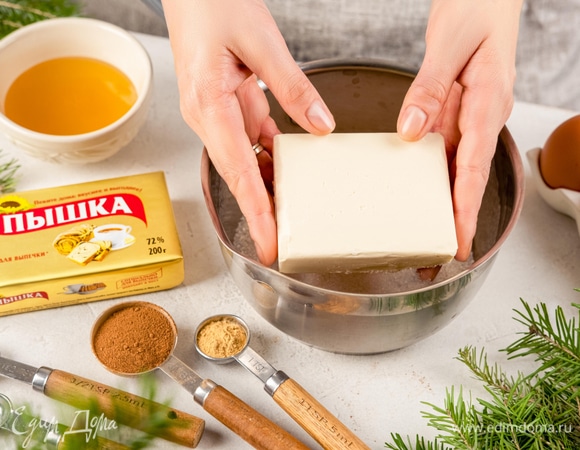 Смешайте в сотейнике маргарин «Пышка», мед и сахар. Поставьте на небольшой огонь и нагрейте, пока маргарин и сахар не растворятся.