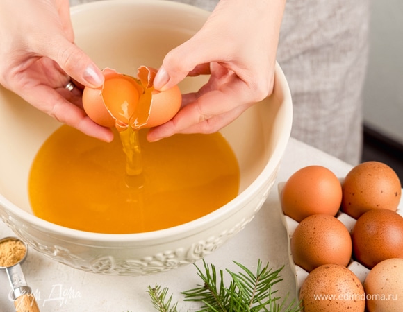 В остывшую смесь добавьте яйцо и хорошо перемешайте.