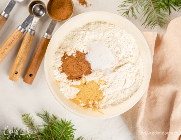 В отдельной миске смешайте просеянную муку, соду, соль, корицу и имбирь.