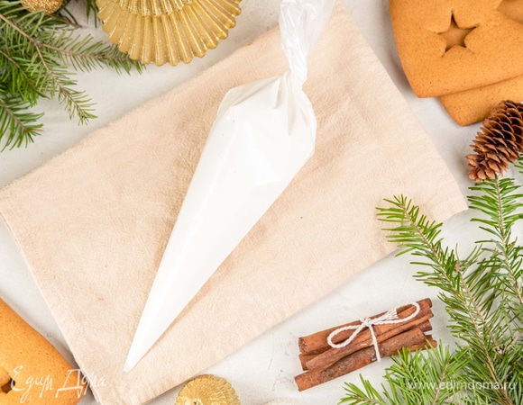 Для глазури взбейте белок до легкой пены. Постепенно добавьте сахарную пудру, продолжая взбивать. Влейте лимонный сок. Взбивайте до получения густой белой массы. Переложите глазурь в кондитерский мешок.