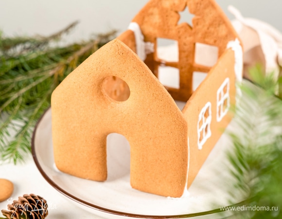 Сначала склейте стены домика глазурью, дайте постоять 10–15 минут до сцепления. Закрепите крышу глазурью. Поддержите ее руками несколько минут.