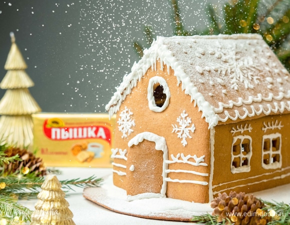 Украсьте крышу, окна, стены глазурью. Дайте домику полностью застыть.